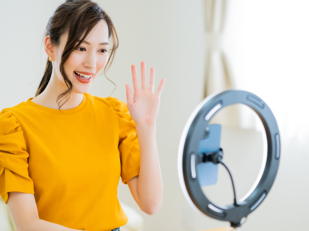 チャットレディとはパソコンを使ってインターネット上でお客様とお話するだけの簡単なお仕事