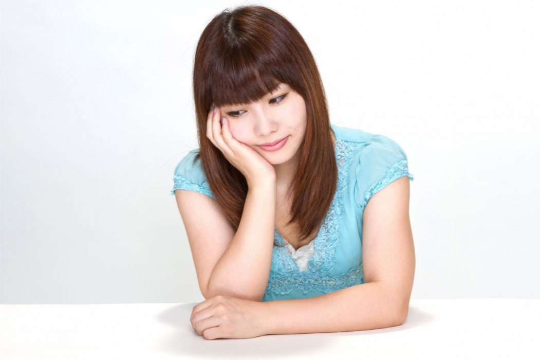 悩むチャットレディ