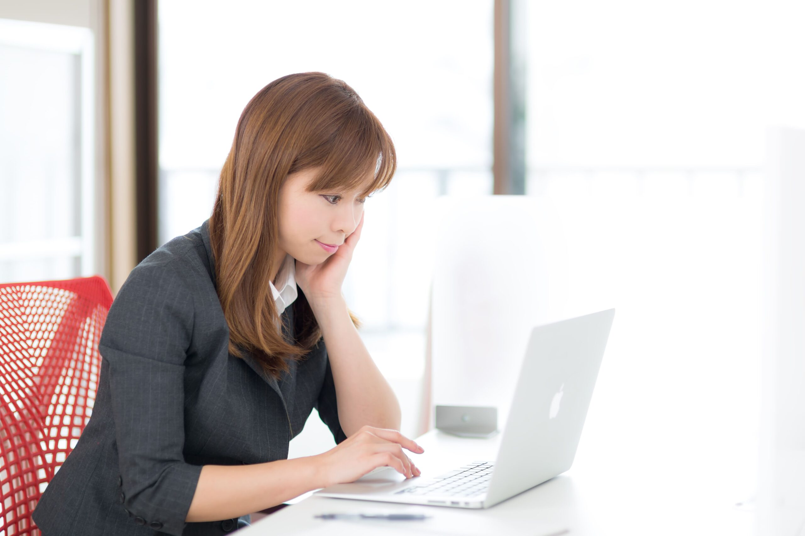 事務所のサポートとチャットレディの収入の密接な関係